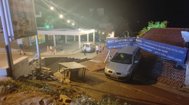 El freni çekilmeyen otomobil, çatıya uçtu