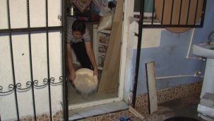 Esenyurt'ta evleri ve iş yerlerini su bastı