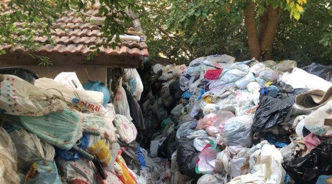 Evde tonlarca çöp çıktı