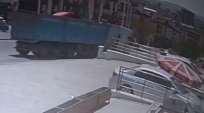Freni boşalan kamyon markete girdi