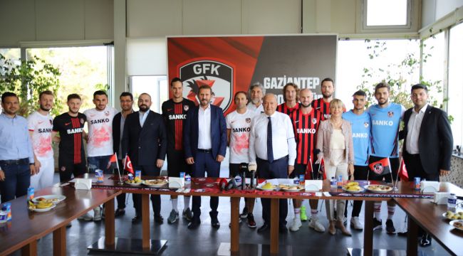 Gaziantep FK yeni transferleri için imza töreni düzenledi