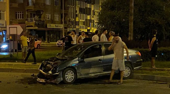 Gazipaşa'da kavşakta iki araç çarpıştı