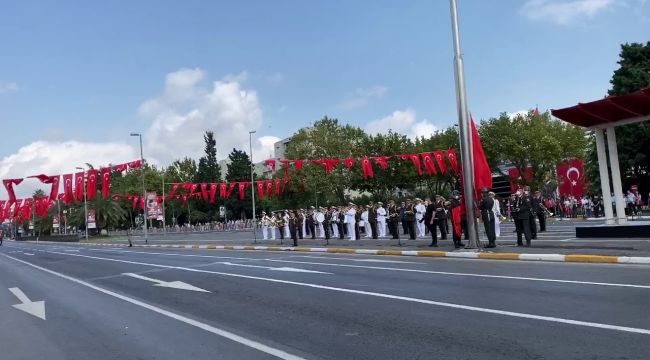 İstanbul'da 30 Ağustos coşkusu: Gökdelenler kırmızı beyaza büründü