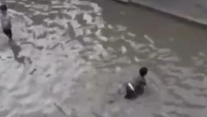 İzmir'de göle dönen sokakta çocuklar yüzdü