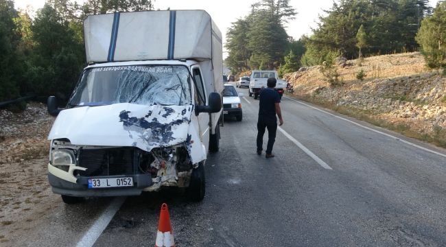 Kamyonet ile motosiklet çarpıştı
