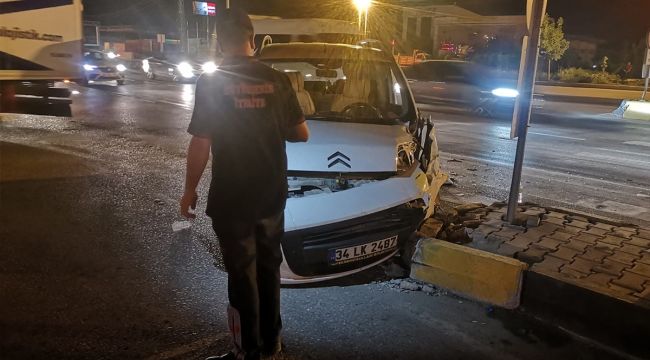 Kamyonetle minibüs çarpıştı