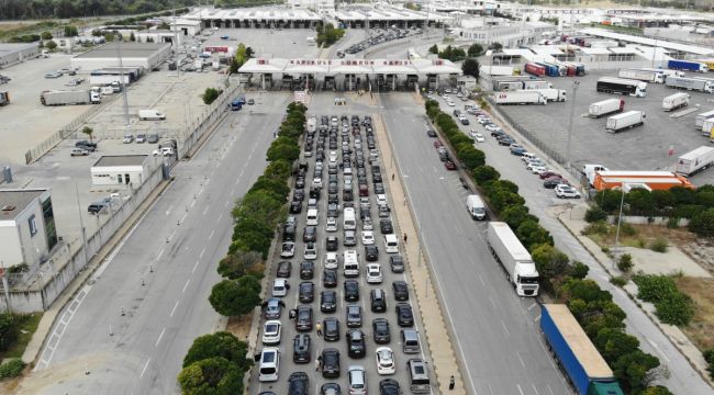 Kapıkule Sınır Kapısı'nda uzun araç kuyrukları oluştu