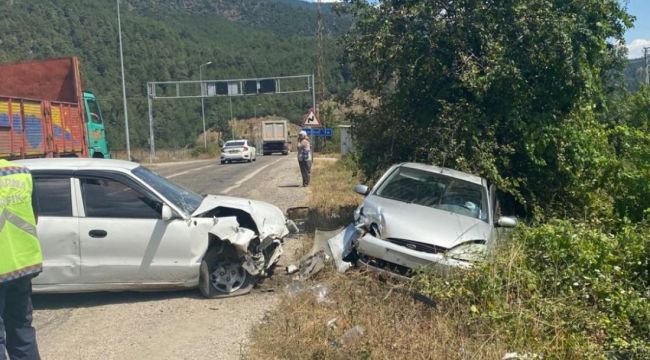 Karabük'te iki otomobil kafa kafaya çarpıştı