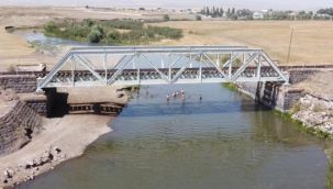 Kars'ta termometreler 35'i gördü, caddeler boş kaldı