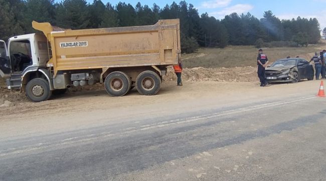 Kastamonu'da otomobil hafriyat kamyonuna çarptı