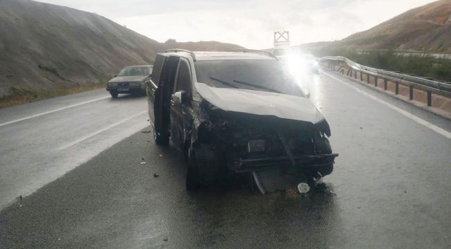 Kontrolden çıkan kamyonet kaza yaptı.