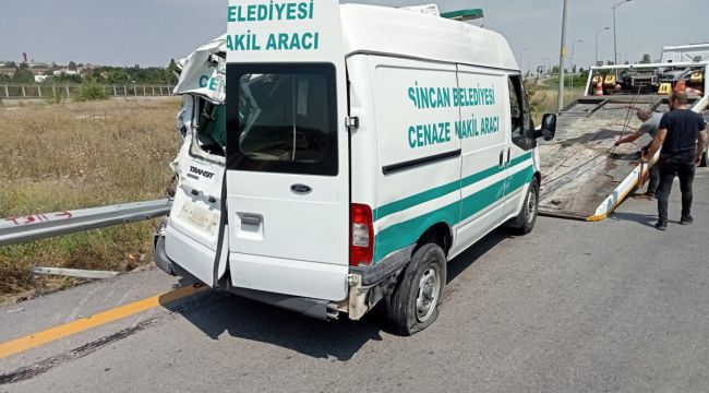 Kontrolden çıkan otomobil cenaze aracına çarptı