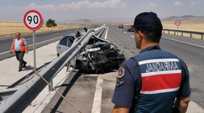 Kontrolden çıkan otomobil demir bariyere saplandı