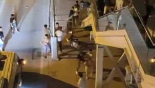 Köprü altında kavgaya tutuşan gençler, biber gazı sıkılınca böyle kaçtı
