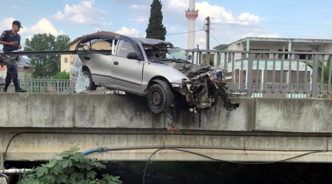 Köprünün korkulukları otomobile ok gibi saplandı