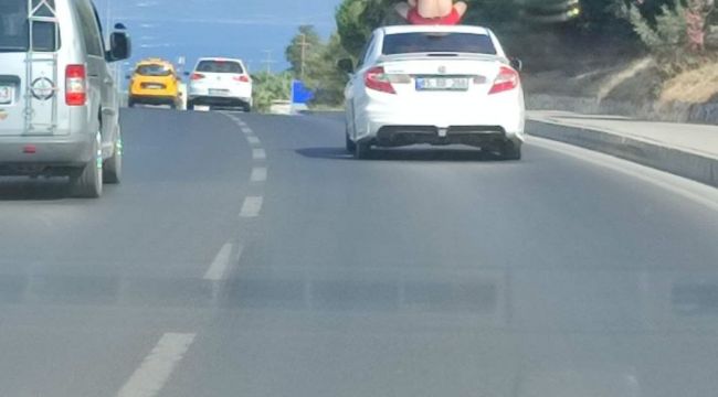 Kuşadası'nda seyir halindeki otomobilin tavanında oyun oynayan kişiye ceza yağdı