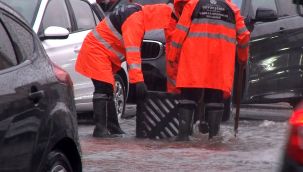 Maltepe'de cadde ve sokaklar yağmur nedeniyle göle döndü