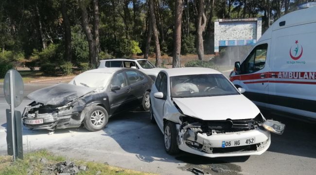 Manavgat'ta iki otomobil çarpıştı