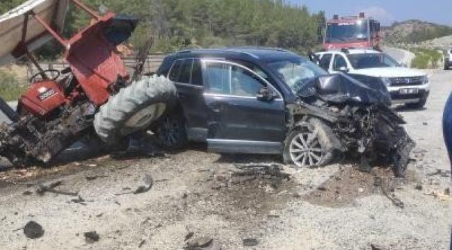 Manavgat'ta otomobil traktör çarpıştı