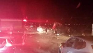 Manisa'da işçi servisi ile otomobil çarpıştı