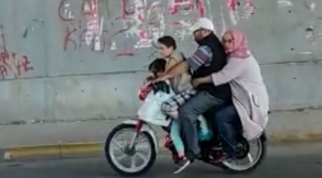 Motosiklette 4 kişilik ailenin tehlikeli yolculuğu