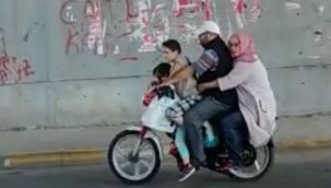 Motosiklette 4 kişilik ailenin tehlikeli yolculuğu