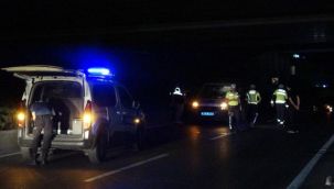 Motosikletten düştüler, yerde yardım beklerken otomobilin altında kaldılar
