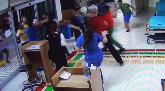 Önce eşini sonra sağlık çalışanlarını darp etti