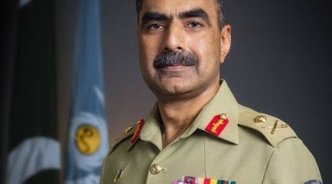 Pakistan'da askeri helikopter düştü