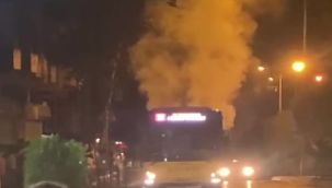 Pendik'te arkasından dumanlar yükselen İETT otobüsü yolda kaldı