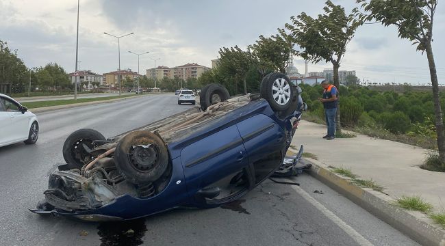 Pendik'te karşı yönden gelen araca çarpan araç takla attı