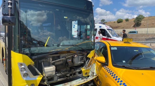 Pendik'te taksi İETT'ye çarptı, yolcular panikle dışarı çıktı