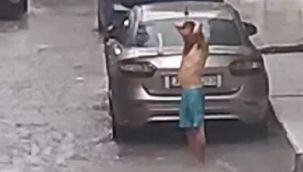 Sağanak yağmur altında şampuanla duş aldı
