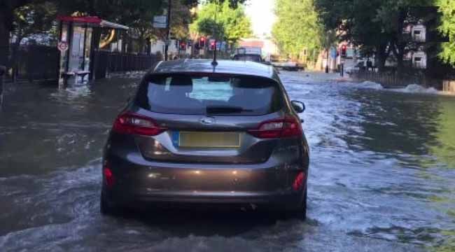Su borusu patladı, sokaklar göle döndü