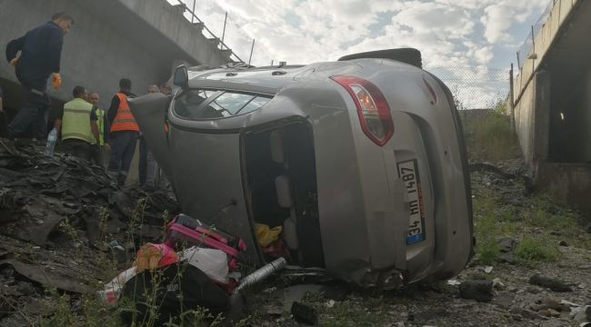 TEM'de kontrolden çıkan otomobil viyadükten uçtu