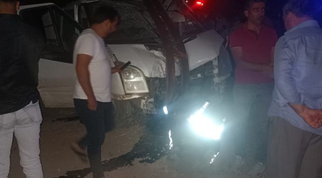 Van'da kamyonet otomobille çarpıştı