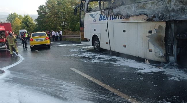 Yolcu otobüsü alev alev yandı; karayolu ulaşıma kapandı