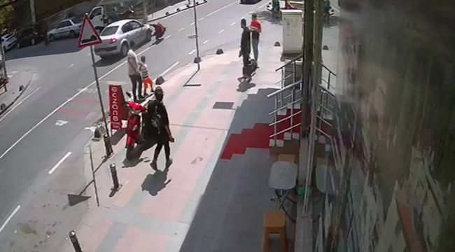 Yolun karşısına geçerken dehşeti yaşadı: Çarpmanın etkisiyle savruldu