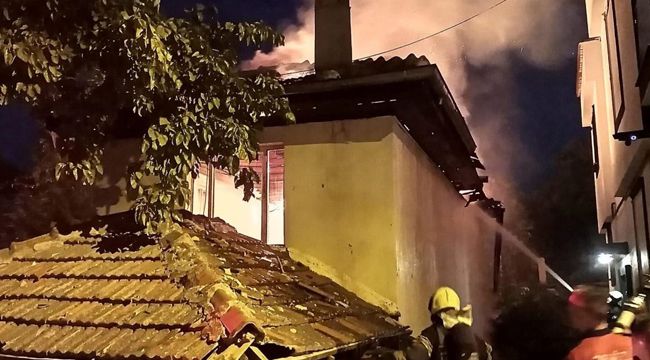 2 katlı evde yangın çıktı