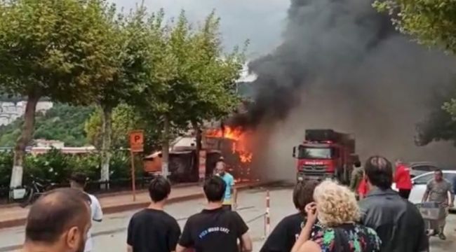 Amasra'da yangın: 2 kafe ve 3 büfe küle döndü