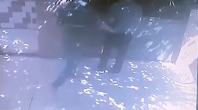 Bina görevlisini sırtından bıçakladı