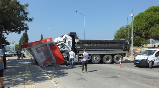 Burhaniye'de freni boşalan kamyon yıktı geçti