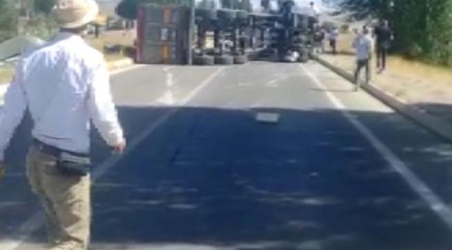 Damperi açık unutulan tır, OHTS direğine çarptıktan sonra yan yattı