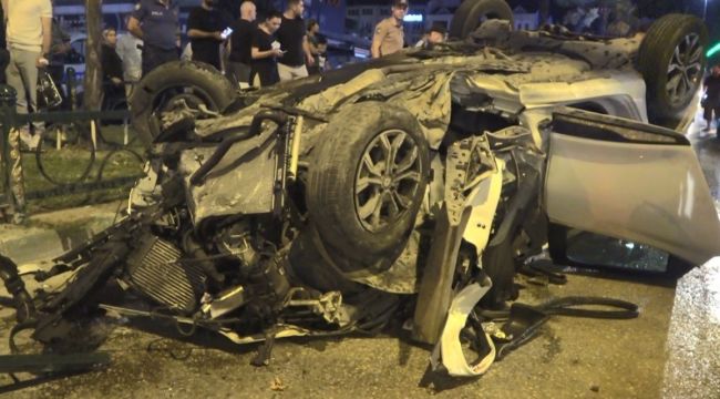 Feci kaza: Demir korkuluklara vurup yola devrildi
