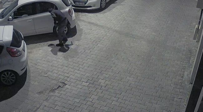 Gece yan yana park halindeki 11 aracın lastikleri kesildi