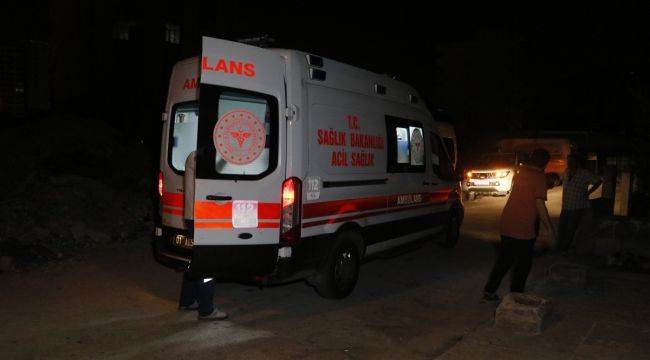Hırsızlık için çıktığı evin damından düştü
