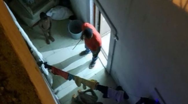 İstanbul'da dehşet anları: Evi dağıtan çocuklarını sopayla dövdü