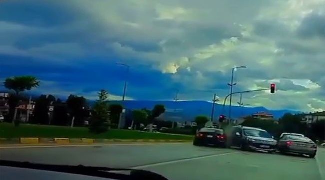 Kırmızı ışıkta bekleyen iki otomobile böyle çarptı