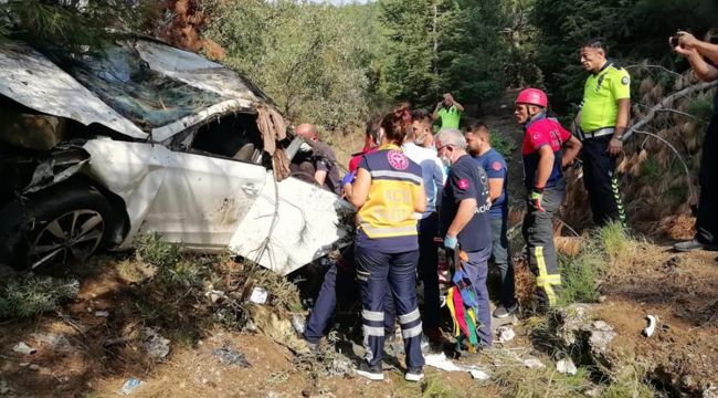 Otomobil uçurumdan yuvarlandı