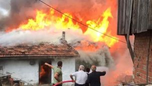 Sinop'ta çıkan yangında 5 ev ile bir ambar kül oldu